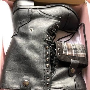 NWT-Charlotte Russe clack combate boots.